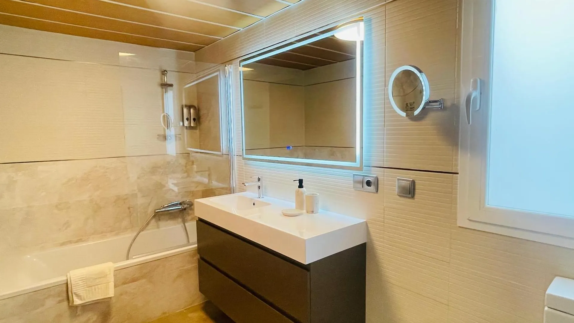 Atico En Plaza De La Constitucion 3 Bedrooms Malaga Spain