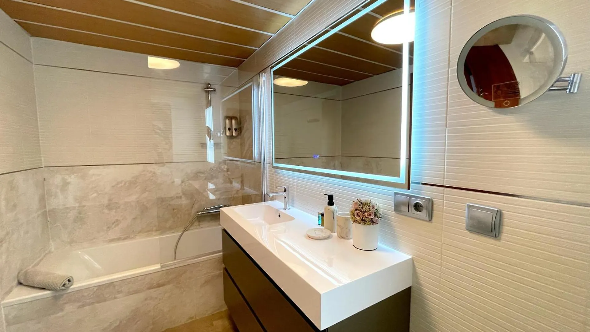 Apartment Atico En Plaza De La Constitucion 3 Bedrooms Malaga